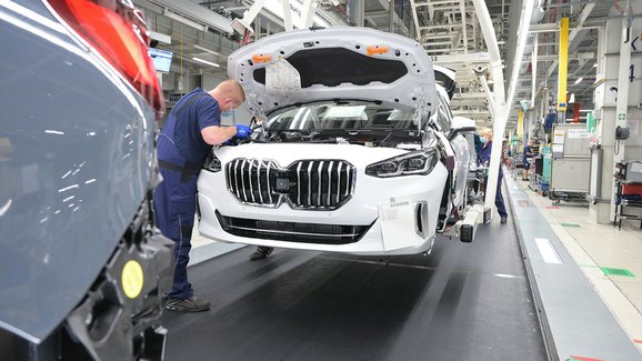 Nové BMW 2 Active Tourer už se vyrábí. U prodejců se ale objeví až v roce 2022