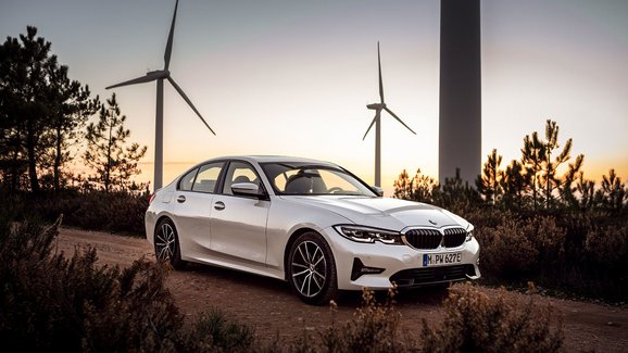 Plug-in hybridní BMW řady 3 má vyšší spotřebu než benziňák, ukázalo měření