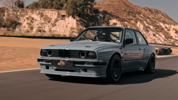 BMW E30 dostalo agresivní body kit a netradiční motor. Pod kapotou má V8 od Toyoty