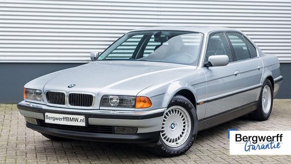Na prodej je úžasně zachovalé BMW 750i generace E38. Jeho V12 za sebou nemá ani 15 tisíc kilometrů