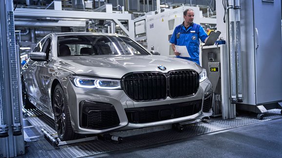 BMW loni vystřídalo Mercedes v čele trhu s luxusními vozy