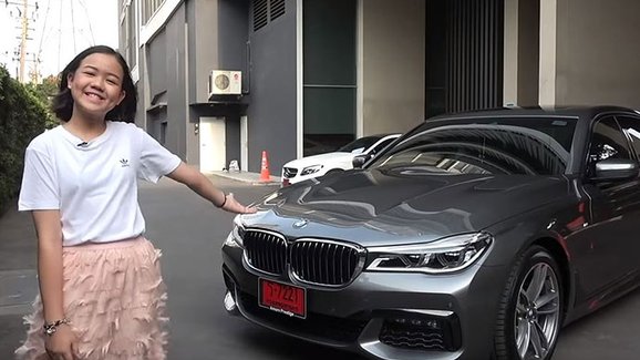 Dvanáctiletá holčička si koupila nové BMW řady 7. Vydělala si na něj díky YouTube