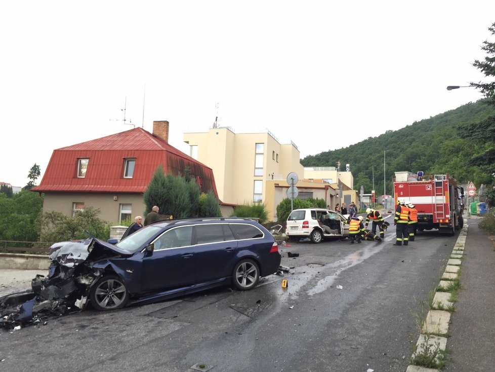 Dva opilci v černém BMW se čelně střetli s vozem, ve kterém si dva chlapci jeli pro výuční list. Ti skončili ve vážném stavu v nemocnici.