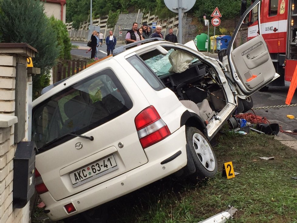 Dva opilci v černém BMW se čelně střetli s vozem, ve kterém si dva chlapci jeli pro výuční list. Ti skončili ve vážném stavu v nemocnici.