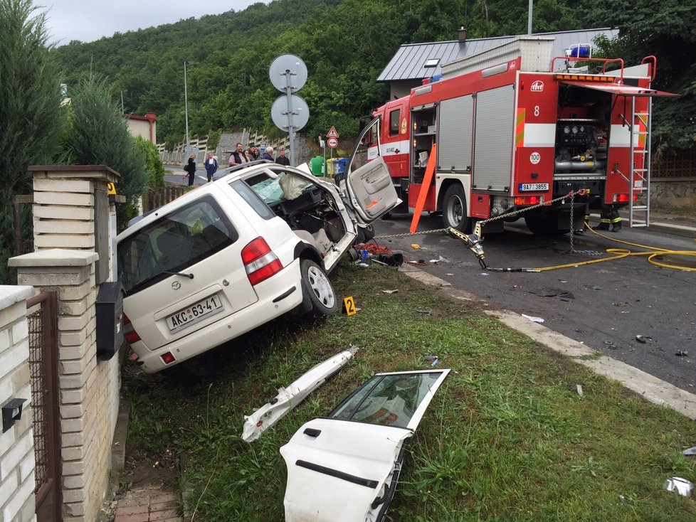 Dva opilci v černém BMW se čelně střetli s vozem, ve kterém si dva chlapci jeli pro výuční list. Ti skončili ve vážném stavu v nemocnici.