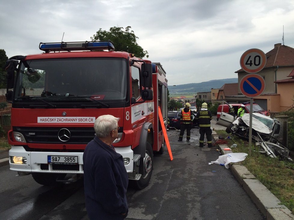 Dva opilci v černém BMW se čelně střetli s vozem, ve kterém si dva chlapci jeli pro výuční list. Ti skončili ve vážném stavu v nemocnici.