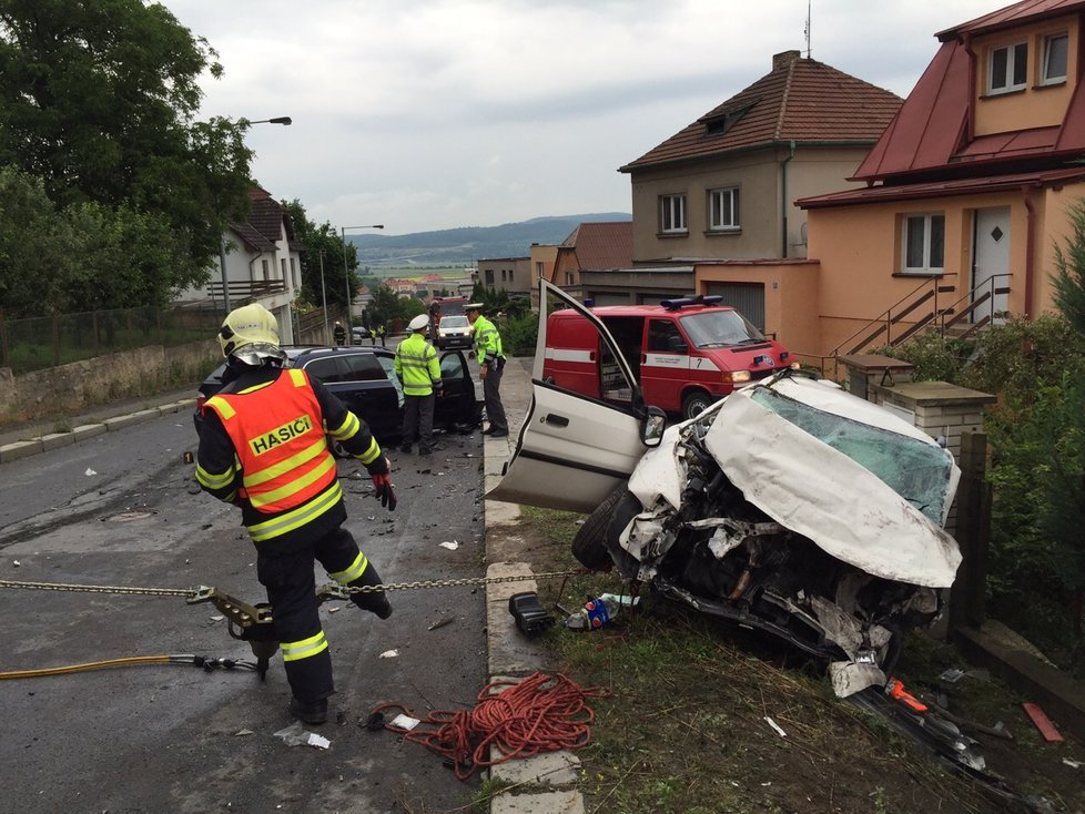 Dva opilci v černém BMW se čelně střetli s vozem, ve kterém si dva chlapci jeli pro výuční list. Ti skončili ve vážném stavu v nemocnici.