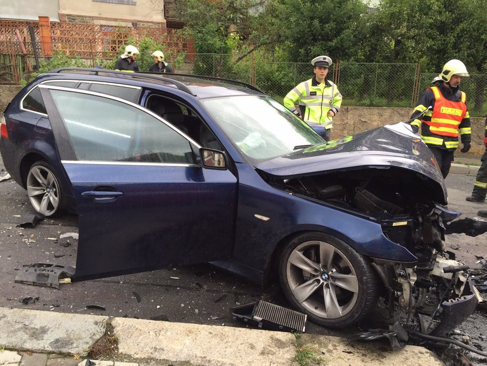 Dva opilci v černém BMW se čelně střetli s vozem, ve kterém si dva chlapci jeli pro výuční list. Ti skončili ve vážném stavu v nemocnici.