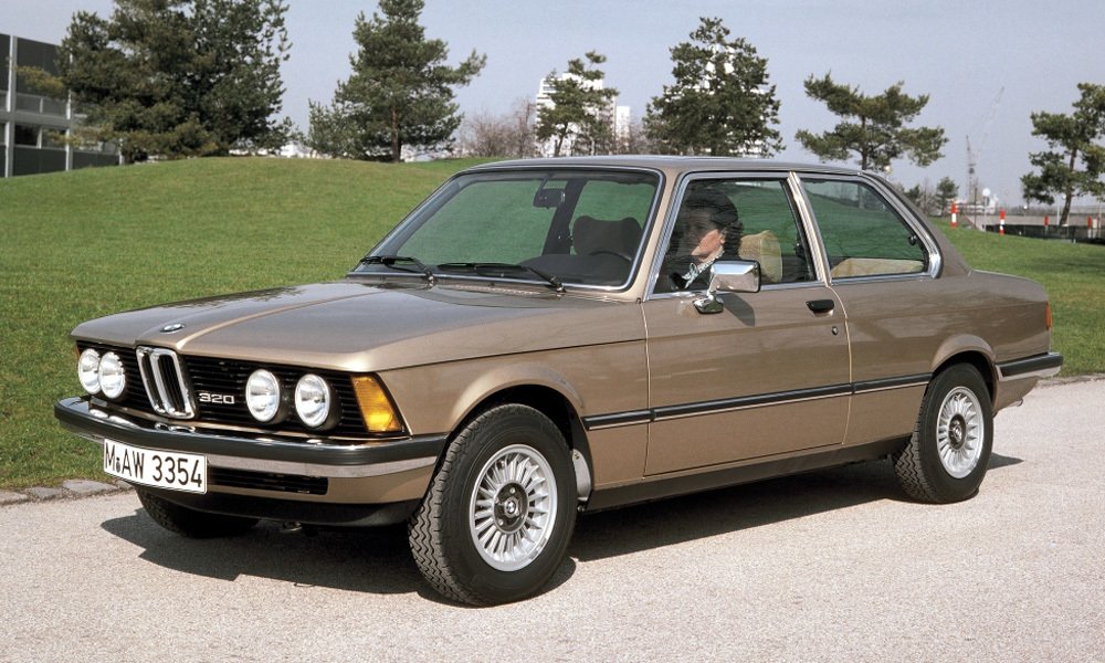 Od začátku se BMW E21 nabízelo také s dvoulitrovým čtyřválcem. BMW 320 mělo karburátor Solex a výkon 109 k (80 kW).