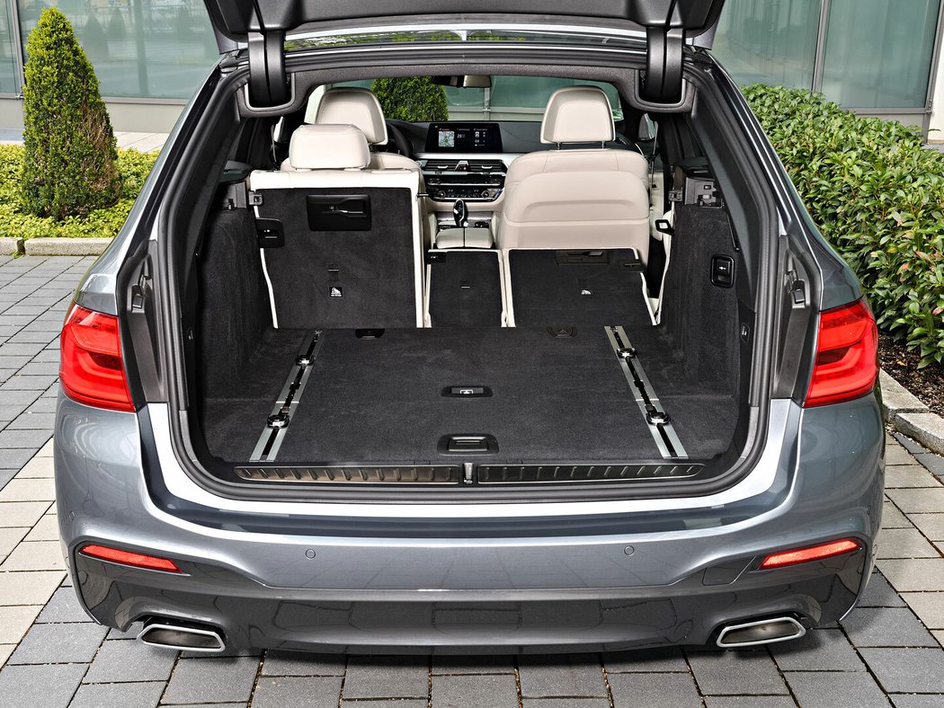 Praktický kombík s názvem Touring má kufr o objemu 560 litrů, po sklopení sedaček 1700 litrů (PHEV 430 a 1560 l).