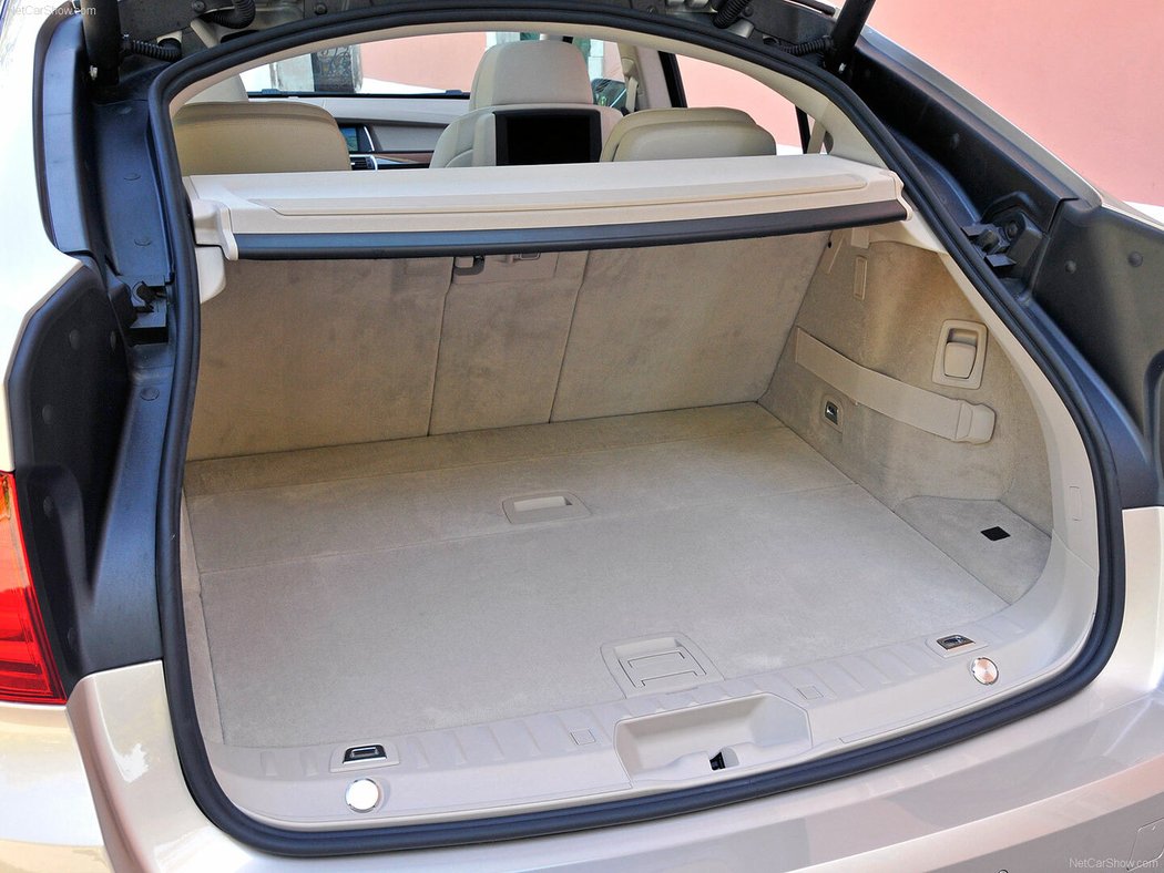 Verze Gran Turismo neboli F07 nabídla současně dvojí otevírání víka kufru - buď sedan, nebo liftback