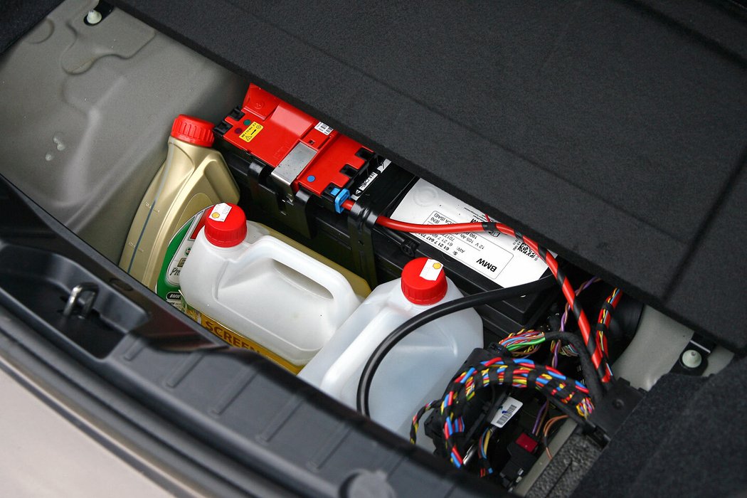 Foto akumulátoru typu AGM, který je uložen pod podlahou zavazadelníku.