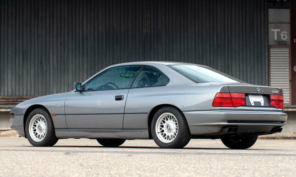 Kupé BMW 850i se až do roku 1997 vyváželo do Spojených států. Na bocích za předními koly mělo poziční světla.