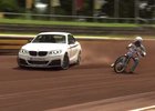 Video: BMW M235i driftuje v tandemu s motorkou
