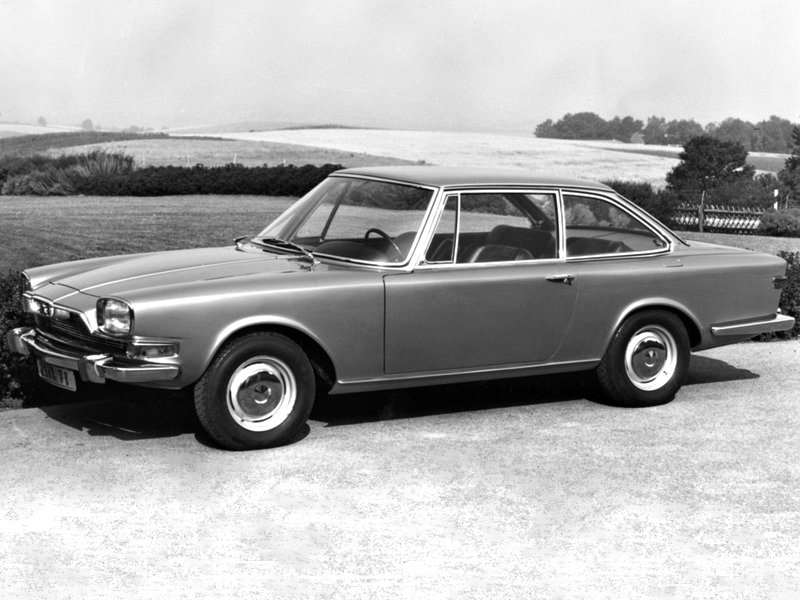 Čtyřmístné kupé Glas 2600 V8 mělo dvoudveřovou karoserii s velkými okny a tenkými střešními sloupky.