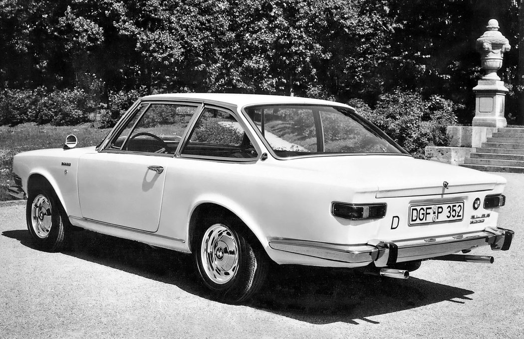 Vzadu byl k nápisu Glas 3000 přidán znak BMW. BMW Glas 3000 V8 se prodávalo za 23 850 marek.