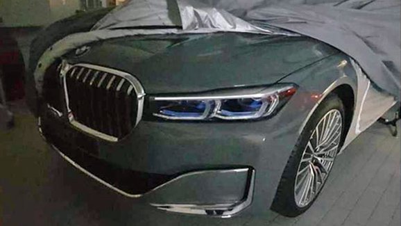 Omlazené BMW řady 7 uniklo na veřejnost. A ukázalo gigantické ledviny