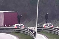 Řidič BMW zastavil na dálnici D1: Vylezl na střechu auta a gestikuloval na ostatní auta