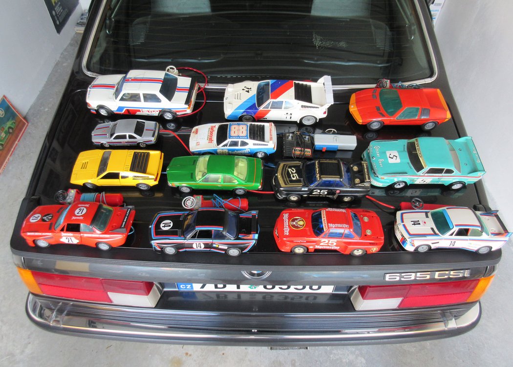 Od velkého k malým. Na víku kufru je jen malá část z Petrovy sbírky zmenšených BMW.
