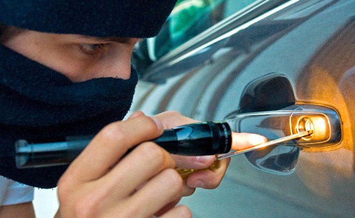 5 rad, jak to zlodějům ztížit aneb Jak si nenechat ukrást auto
