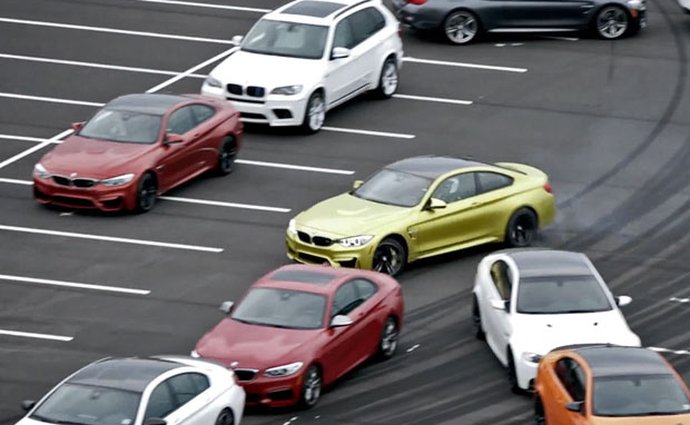 Video: BMW M4 driftuje mezi padesátkou dalších M modelů