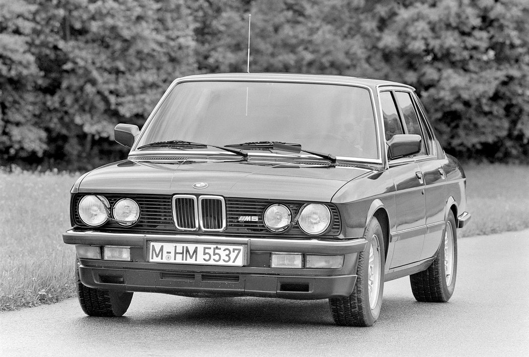 BMW M5 E28 (1985-1987)