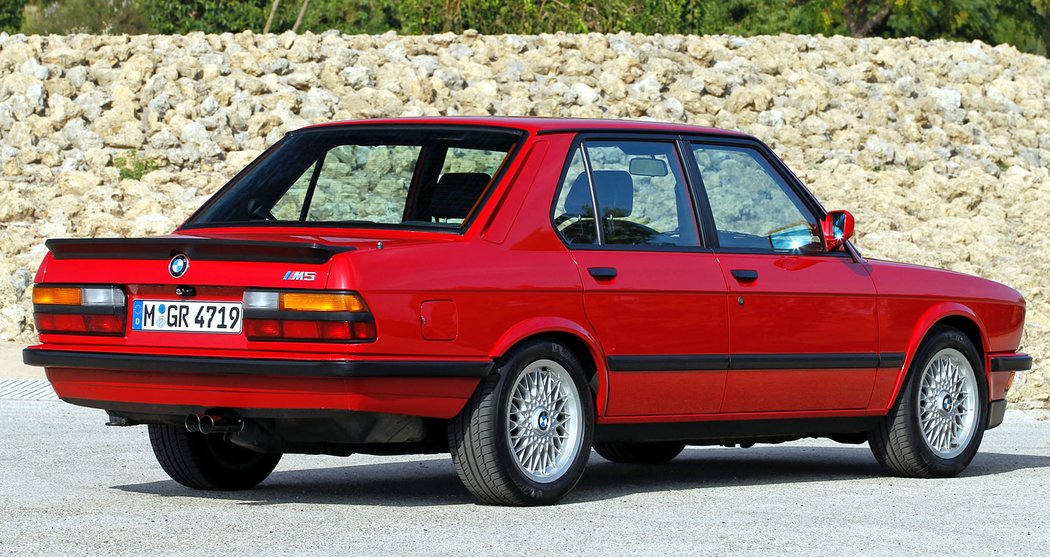 BMW M5 E28 (1985-1987)