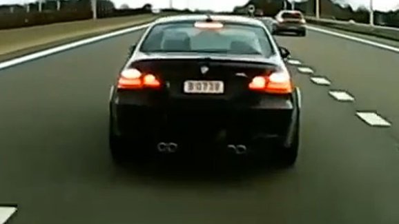 Video: Řidič BMW M3 podjíždí a vybržďuje jiného řidiče