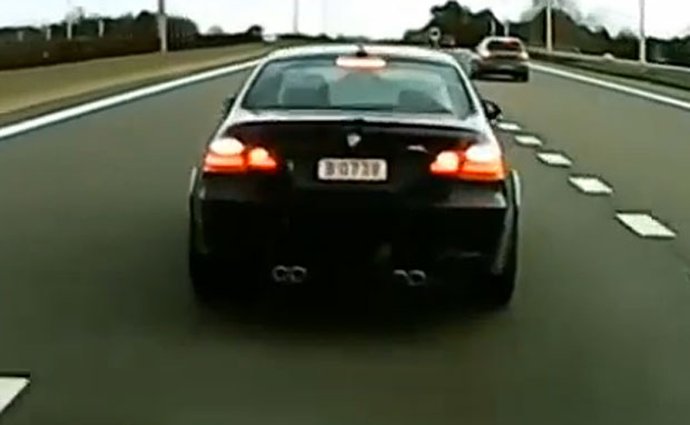 Video: Řidič BMW M3 podjíždí a vybržďuje jiného řidiče