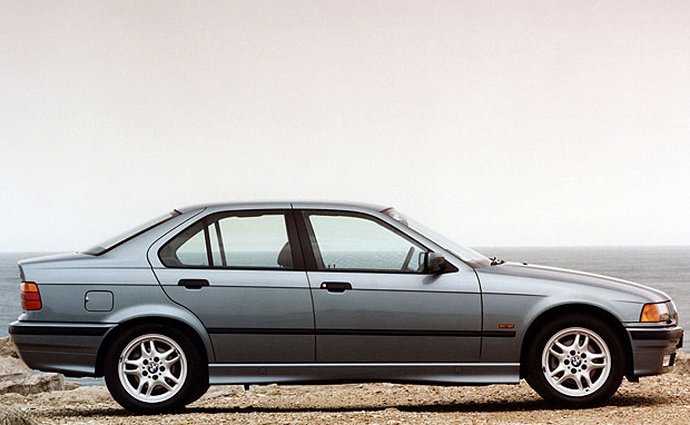 BMW 3 E36 (1990-2000): Čtvrtstoletí třetí „trojky“ na oficiálním videu