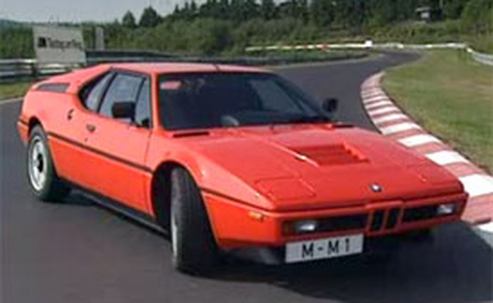 Video: BMW M1 – Staticky i při jízdě na okruhu