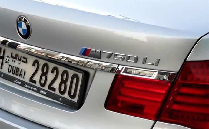 Video: V Dubaji vytvořili BMW M750Li