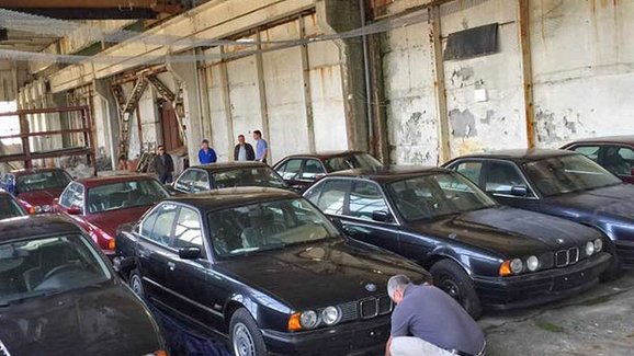 Nález pro milovníky devadesátek: Našlo se 11 nikdy nejetých BMW 5 z roku 1994