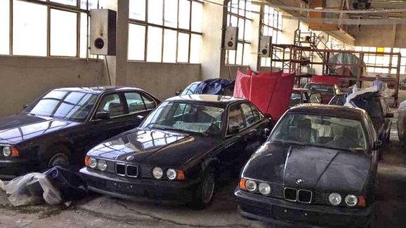 Tajemství 11 nalezených nejetých devadesátkových BMW v Bulharsku. Odhalujeme pozadí unikátního nálezu