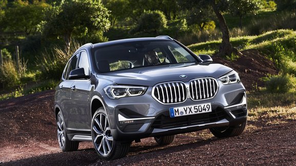 BMW X1 prošlo modernizací. Má větší ledvinky a plug-in hybrid
