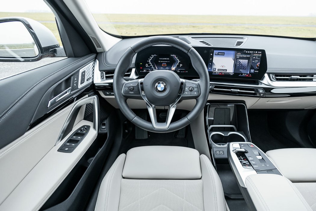 Modernímu pracovišti řidiče v X1 dominuje volně stojící panel složený z 10,25“ přístrojového displeje a 10,7“ obrazovky multimediálního systému.