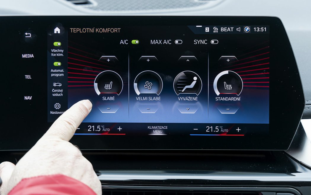 BMW se vrhlo na digitalizaci po hlavě. Pro zapnutí vyhřívání sedadel musíte nejdříve vstoupit do menu klimatizace. Vynulovat palubní počítač také nejde jednoduše.