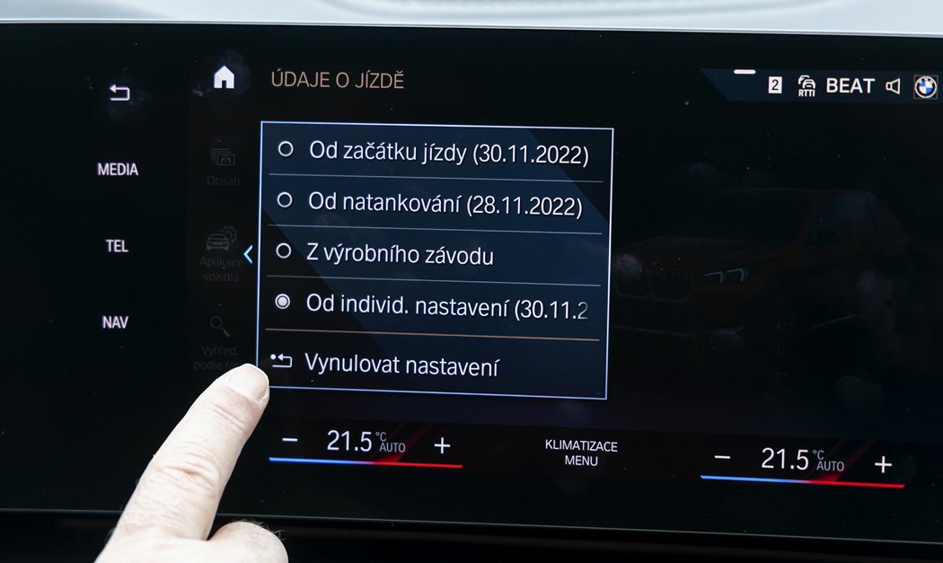 BMW se vrhlo na digitalizaci po hlavě. Pro zapnutí vyhřívání sedadel musíte nejdříve vstoupit do menu klimatizace. Vynulovat palubní počítač také nejde jednoduše.