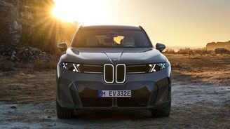 Revoluce u BMW. Legendární X5 přichází v nové generaci, šokuje designem bez klik a pěti druhy pohonu Revoluce u BMW. Legendární X5 přichází v nové generaci, šokuje designem bez klik a pěti druhy pohonu