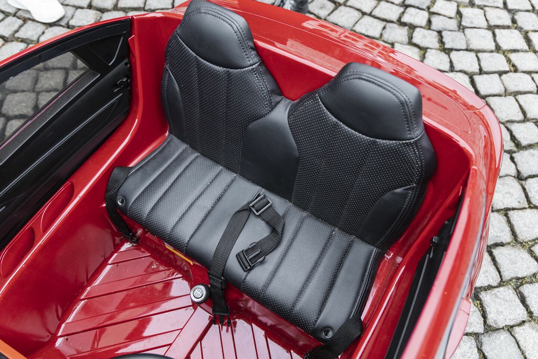 Dvoumístná čalouněná sedačka je vybavená bezpečnostními pásy
