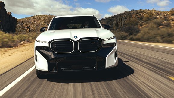 Kontroverze zlevnila a zpomalila: BMW XM se začíná prodávat s šestiválcem