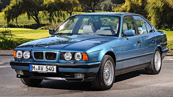 BMW řady 5 E34 (1987-1996): Třetí generace pětky měla poprvé i kombi, je jí třicet