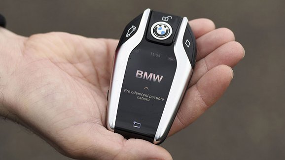 BMW letos nabídne odemykání auta přes mobil
