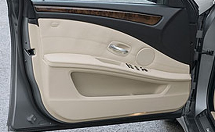Inovované BMW 5: technické novinky také v interiéru