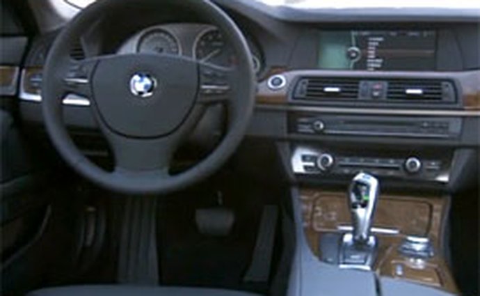 Video: BMW 5 L – Pohled do interiéru prodlouženého sedanu