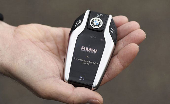 BMW letos nabídne odemykání auta přes mobil