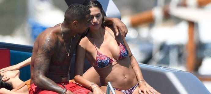 Kevin-Prince Boateng a jeho nádherná manželka Melissa Sattaová si užívali pohodu na Sardinii
