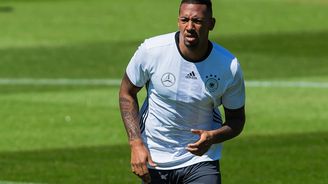 Němci nechtějí za souseda černého fotbalistu, tvrdí místopředseda pravicové Alternativy pro Německo