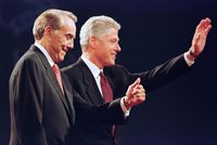 Zemřel senátor Bob Dole (†98). Válečný veterán byl legendou republikánů, Clinton mu dal metál