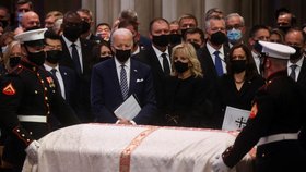 Pohřeb bývalého amerického senátora a uchazeče o Bílý dům Boba Dolea (10.12.2021)Pohřeb bývalého amerického senátora a uchazeče o Bílý dům Boba Dolea: Americký prezident Joe Biden (10.12.2021)